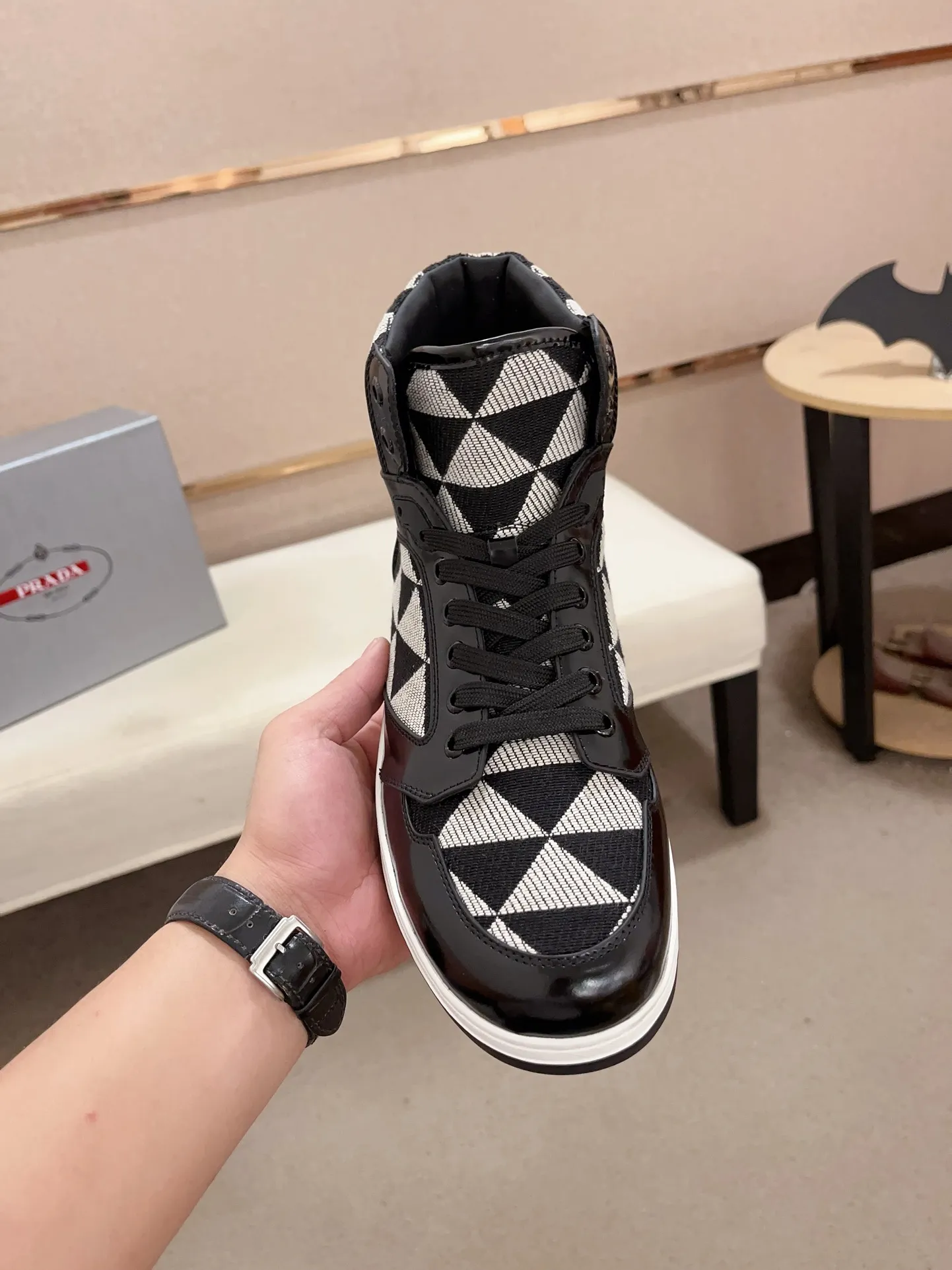 Men's shoes 💰 620💰 ✔️✔️✔️High-quality new PRADA counters are launched at the same time. The new men's shoes and 😘fabric are made of selected first-layer cowhide and triangle △ fabric. Lining: Full cowhide lining. 👍🏿 High-end ☄️ air-cushion molded anti-slip rubber outsole, exquisite lines, simple and elegant, comfortable and high-end for leisure travel. Code number: 38 to 44. 45 can be customized and cannot be returned or exchanged!